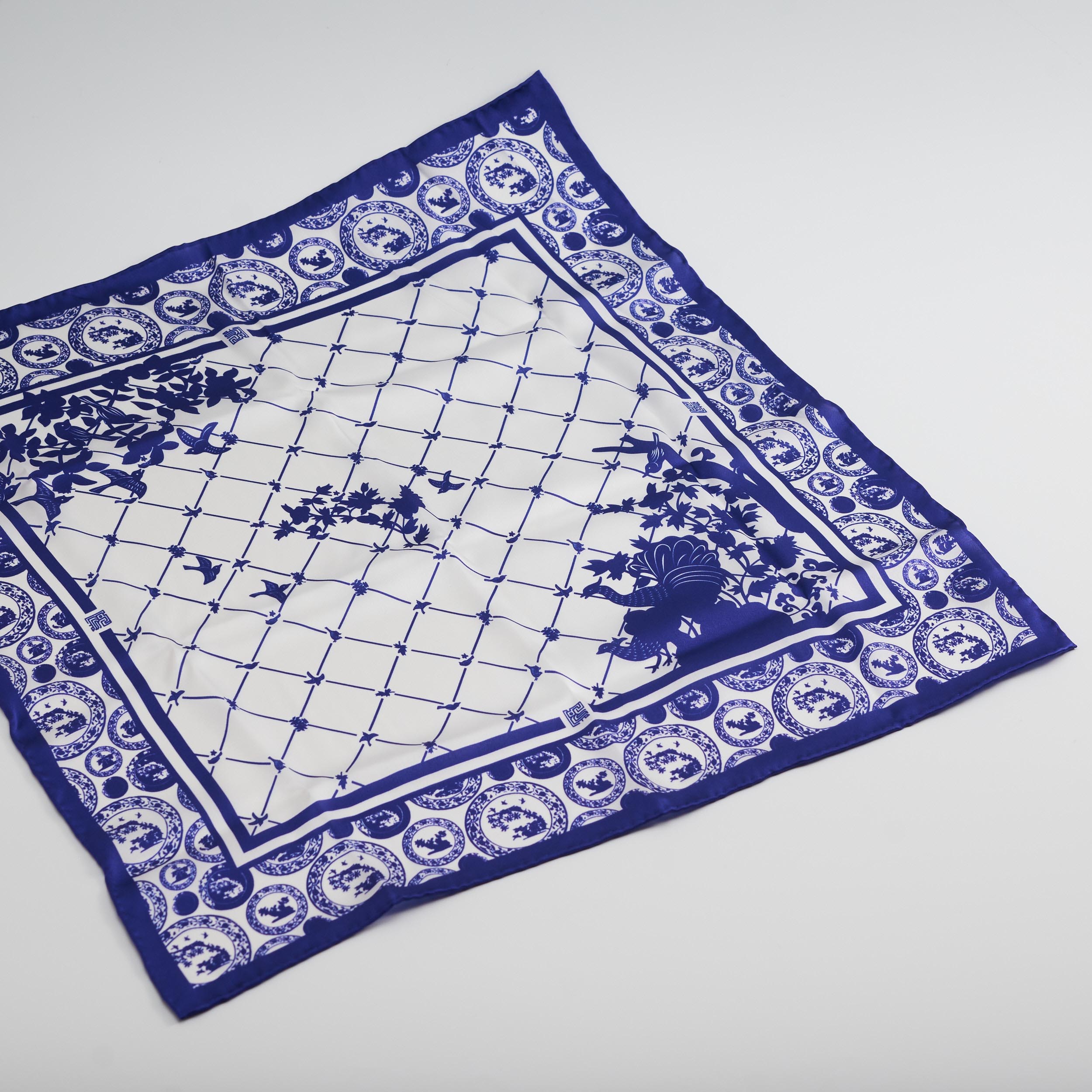 史博紋樣領巾 青花團圓 Fortune Pattern Scarf